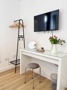 Cosy 2-Bed Apartment with Roof Garden & Free Parking Sleeps 5