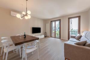 Lake View Flat with Pool Gardone Riviera