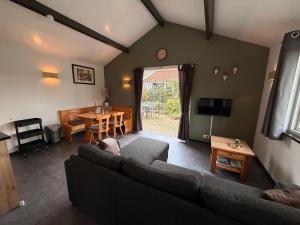 VELUWE Modern Chalet With Private Garden - Cosy Getaway