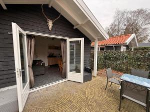VELUWE Modern Chalet With Private Garden - Cosy Getaway