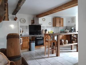 Le vieux vieux manoir de la guardo face au Mont Valier