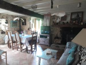 Le vieux vieux manoir de la guardo face au Mont Valier