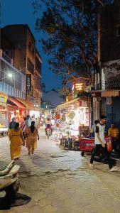 Bankey Bihari Spiritual Stay