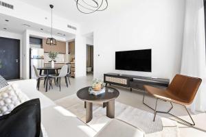 Silkhaus Vacation Homes Chic 1BR with Pool & Gym in Burj Crown