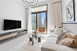 Silkhaus Vacation Homes Chic 1BR with Pool & Gym in Burj Crown