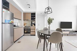 Silkhaus Vacation Homes Chic 1BR with Pool & Gym in Burj Crown