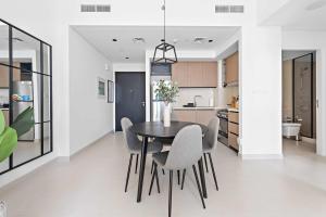 Silkhaus Vacation Homes Chic 1BR with Pool & Gym in Burj Crown