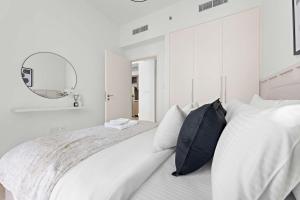 Silkhaus Vacation Homes Chic 1BR with Pool & Gym in Burj Crown