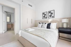 Silkhaus Vacation Homes Chic 1BR with Pool & Gym in Burj Crown