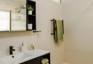 Mouille Point -Very Stylish Ultra Modern Apartment