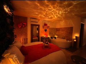 Love Room médiévale avec balnéo 32 jets & lit rond
