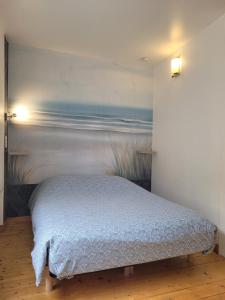 avec CLIMATISEUR APPARTEMENT DESIGN vous propose, un appartement 2 chambres et salon, 3 appartements une pièce, NETFLIX, lits faits à votre arrivée, serviettes de toilette, Ménage, Wifi ,Plage à 190m, BOX à Vélos, paiement 3 fois sans frais