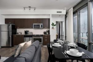 Huge 2BD 2BA with Sofa Bed and CN Tower VIew!