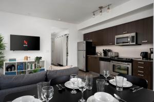 Huge 2BD 2BA with Sofa Bed and CN Tower VIew!