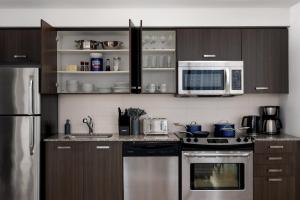 Huge 2BD 2BA with Sofa Bed and CN Tower VIew!