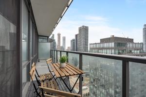 Huge 2BD 2BA with Sofa Bed and CN Tower VIew!