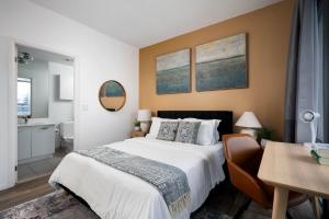 Huge 2BD 2BA with Sofa Bed and CN Tower VIew!