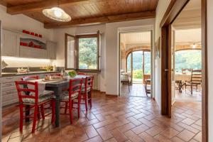 Villa Marinelli with private pool, hot tub and garden, Tuscany
