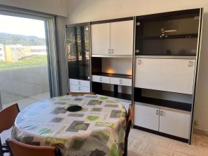 Cavalaire : Appartement 2 Pièces, à 300m Plage, Clim, Balcon - FR-1-226B-331