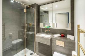 High Floor Modern Apartment with Gym & Lift in Kings Cross