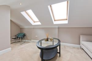 Spacious 5-Bed Home Near Dublin, LUAS & Airport