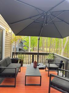 Poconos Modern Chalet I Hot Tub I Home Theater I Fenced Yard I Pet Friendly
