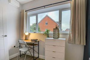 Spacious Luxury House with Smart TVs, Fast WiFi, Garden and Free Parking by Yoko Property