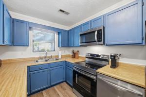 Charming Newly Updated OKI Bungalow with Fire Pit