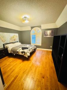 Luxurious House - 4 Bedrooms, 1 king, 3 queen, 1 singe bed near airport sq1