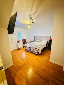 Luxurious House - 4 Bedrooms, 1 king, 3 queen, 1 singe bed near airport sq1