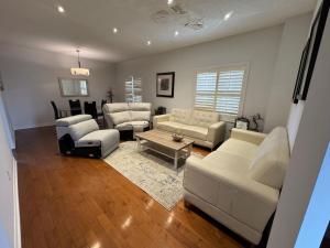 Luxurious House - 4 Bedrooms, 1 king, 3 queen, 1 singe bed near airport sq1