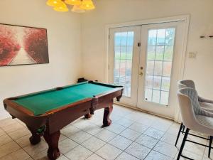 Luxurious House - 4 Bedrooms, 1 king, 3 queen, 1 singe bed near airport sq1
