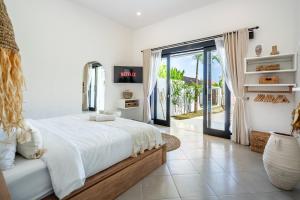 Villa AMARÉ New Stylish 3BR Canggu Large Pool, Cinema & BBQ