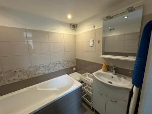 Onyx Central Apartment with Free Garage