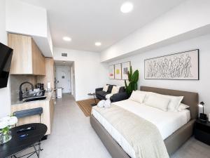 Prime Studio - Pool & Walk to Bayfront Park