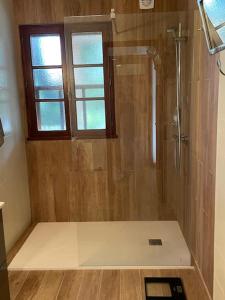 2 PIECES TERRASSE ET PISCINE PRIVATIVES DANS MAISON TRADITIONNELLE