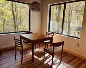 Come stay in a magical cabin with a bedroom in the trees