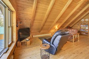 Waterfront UP Badger Lodge BnB on Powell Lake