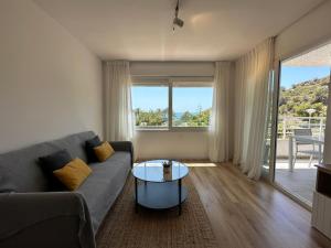 Apartamento frente al mar, piscina y parking