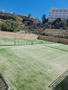 Apartamento frente al mar, piscina y parking
