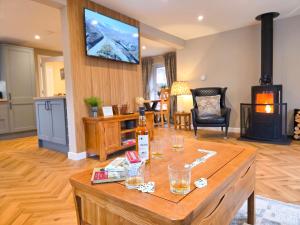 Kestrel Lodge - hot tub , sauna, EV and bike storage
