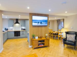 Kestrel Lodge - hot tub , sauna, EV and bike storage