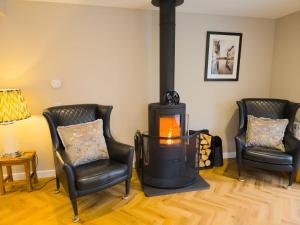 Kestrel Lodge - hot tub , sauna, EV and bike storage