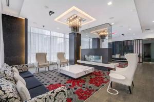 1King 1Queen 1Twin Beds-CN TowerView-Luxury Suite