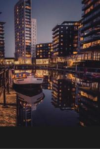 LEEDS DOCK Large balcony & fantastic view of entire dock on door step ROYAL ARMOURIES award winner host Large 2 bed apartment