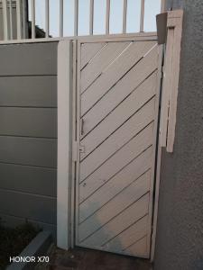 One bed room self contained and self catering apartment at a residence with separate entrance suitable for short term stay