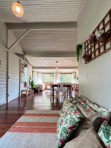 Casa 4 dorms 2 suites - localização perfeita no centrinho e rodeada de natureza