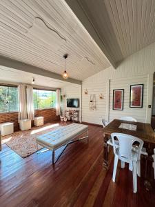 Casa 4 dorms 2 suites - localização perfeita no centrinho e rodeada de natureza