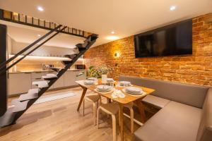 Designer Old Town Loft for 9 AC