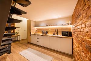 Designer Old Town Loft for 9 AC